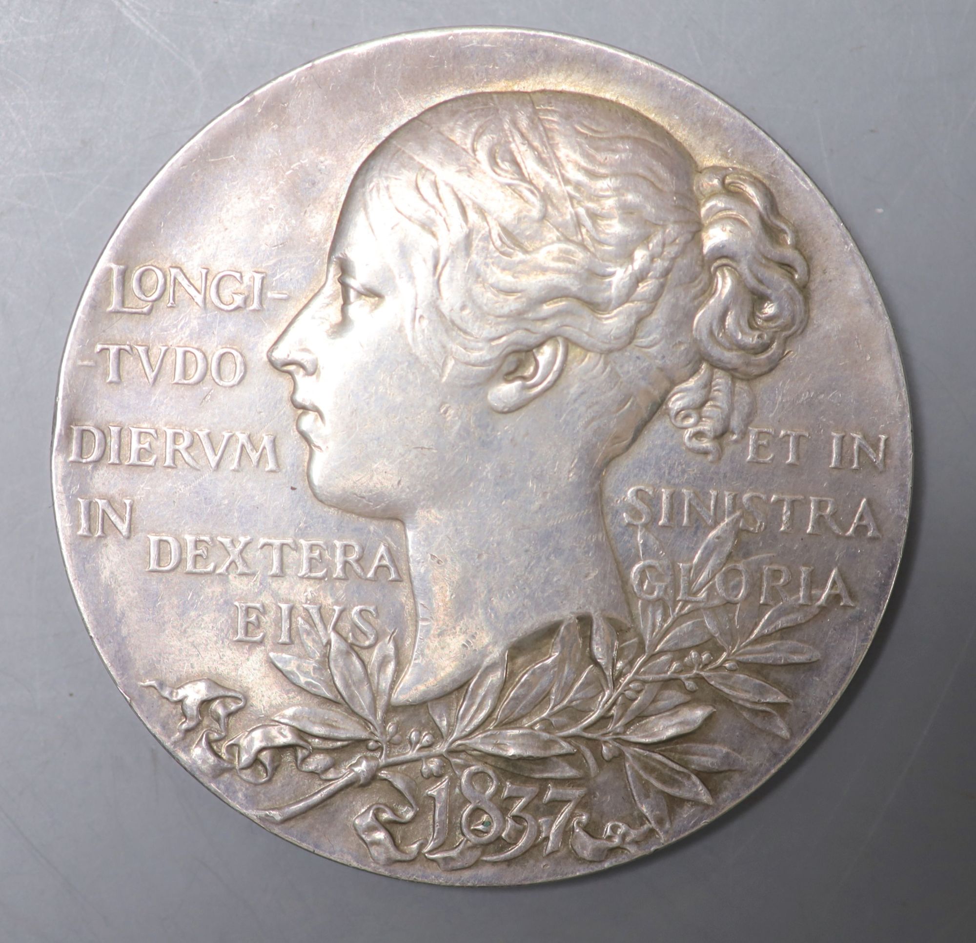 A Queen Victoria Diamond jubilee commemorative silver medallion, 56mm